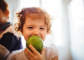 ¿Comer manzana o mascar chicle para limpiar tu boca?